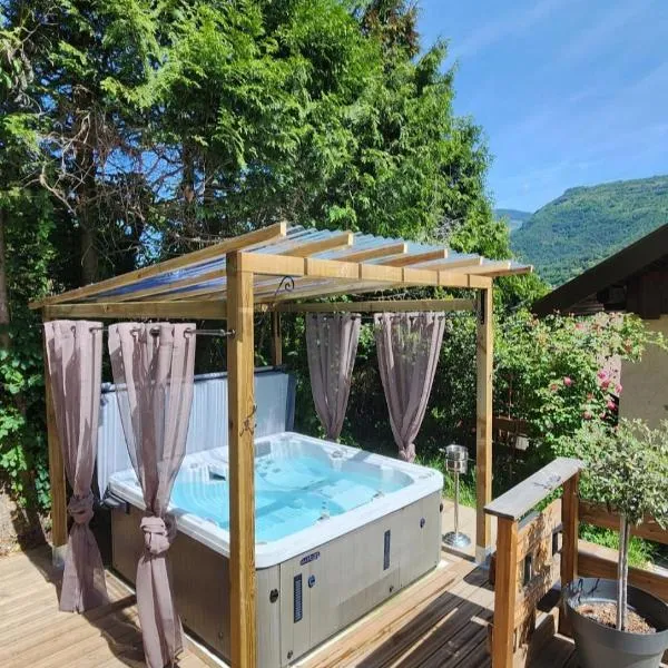 Viesnīca chalet cosy, jacuzzi privé, calme, idéal moto rando vélo pilsētā Bellecombe