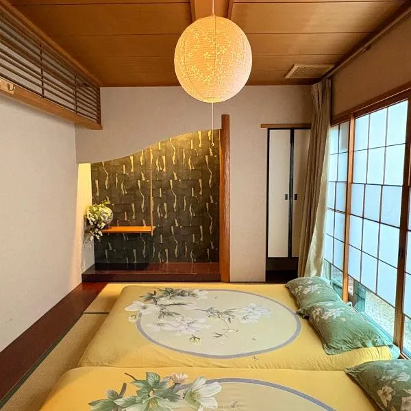 Just a short walk 心斎橋 Glico Sign 1min 道頓堀30-second 黒門市場 難波駅 Dotonbori Guesthouse 松の阁, hotel en Osaka