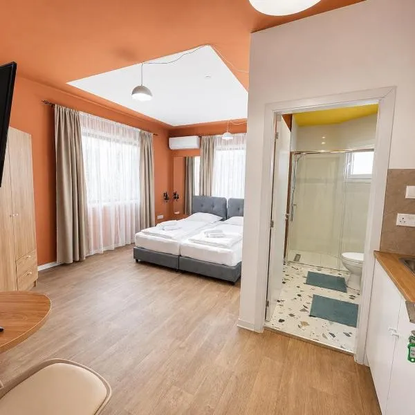 Modern Studio 2 private Kitchenette and Bathroom, hotel en Limassol