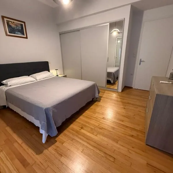 Skyfall with a large balcony and FREE parking in Central Kiato, hotel in Kiáton
