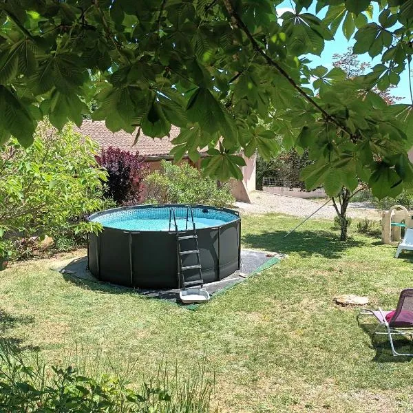 Les Murmures de la Forêt Bed and Breakfast, hotel din Lanas