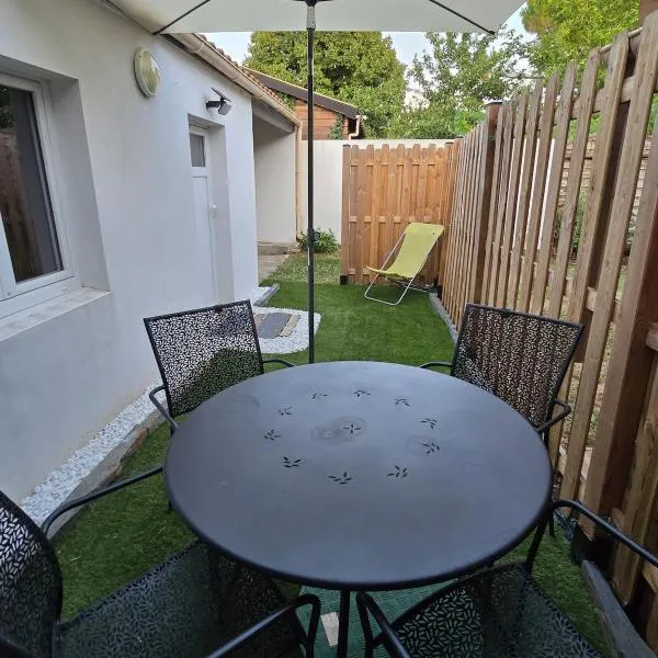 Studio cosy avec jardin privé - proche La Rochelle, hotel in Saint-Rogatien