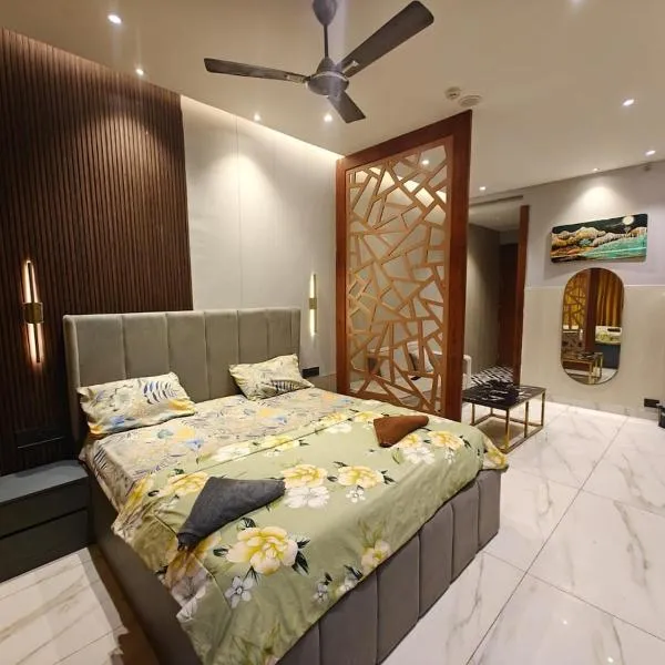 Darshana Studios#Galaxyblue sapphire#StylishStudio, hotel a Ghaziabad