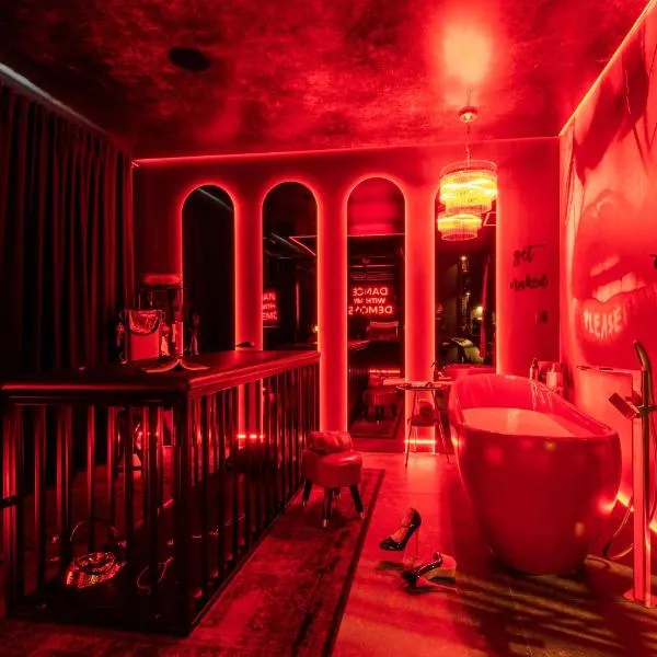 वारसॉ में, होटल BDSM Warszawa Red Velvet Suite- Luxury Studio Adults Only by Atelier Noir, Self Check-in, AC, optional breakfest