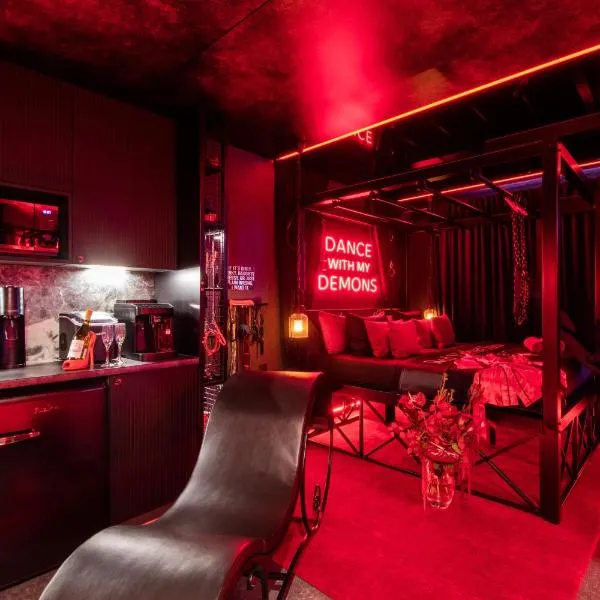 BDSM Warszawa Red Velvet Suite- Luxury Studio Adults Only by Atelier Noir, Self Check-in, AC, optional breakfest, hotel Varsóban