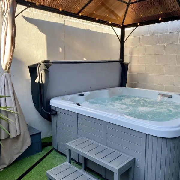 Sandcastles - moments from the beach, hot tub!, hotel v destinaci Weymouth