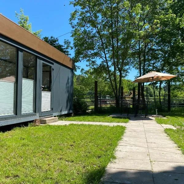 Naturerlebnis Schlafcontainer auf dem Bauernhof, hotel i Leutershausen