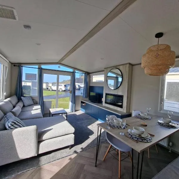Three Lochs Holiday Park, 139 Loch View with Lazy Spa Hot Tub, Platinum 3 bedroom Holiday Home for Hire, hotel en Balminnoch
