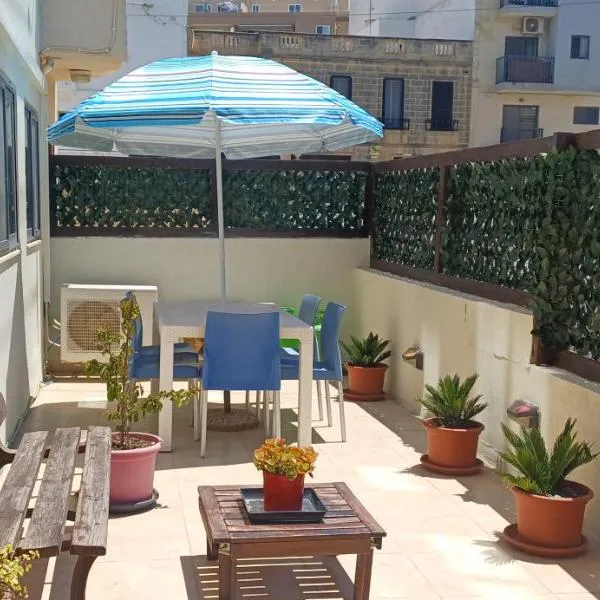 Bright Seaside Maisonette with Private Terrace, hotel u gradu 'Marsaskala'