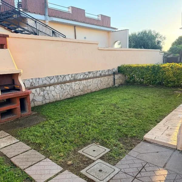 RESIDENZA AURORA - bright spacious House with Garden & outdoor Patio - Ardea - Tor San Lorenzo, hotel di Casale la Cogna