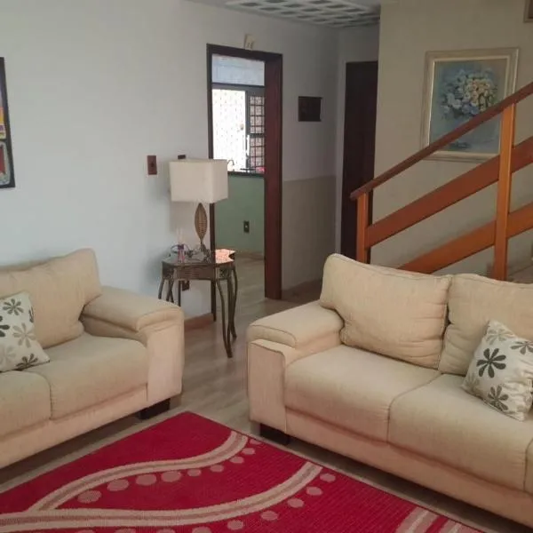 Casa completa com churrasqueira, quintal e hidromassagem próxima ao shopping e centro de Araraquara, hotel in Araraquara