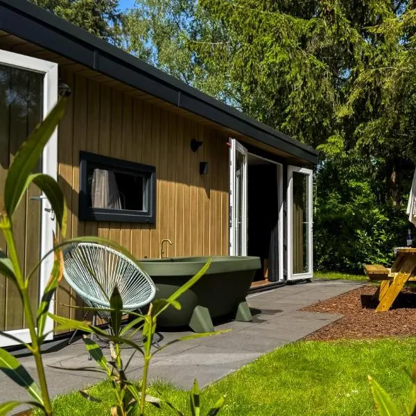 Leo l Tiny House l Panterprint, buitenbad, airco, speeltuin, bostuin, отель в городе Эпе