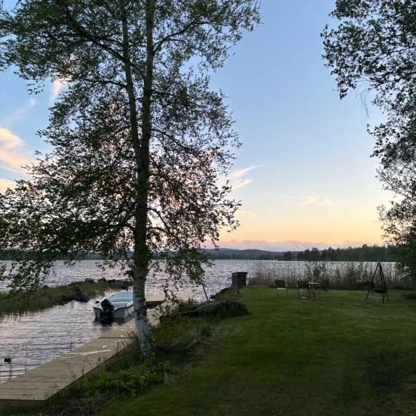 Mysig timmerstuga med sjötomt, hotel en Grangärde