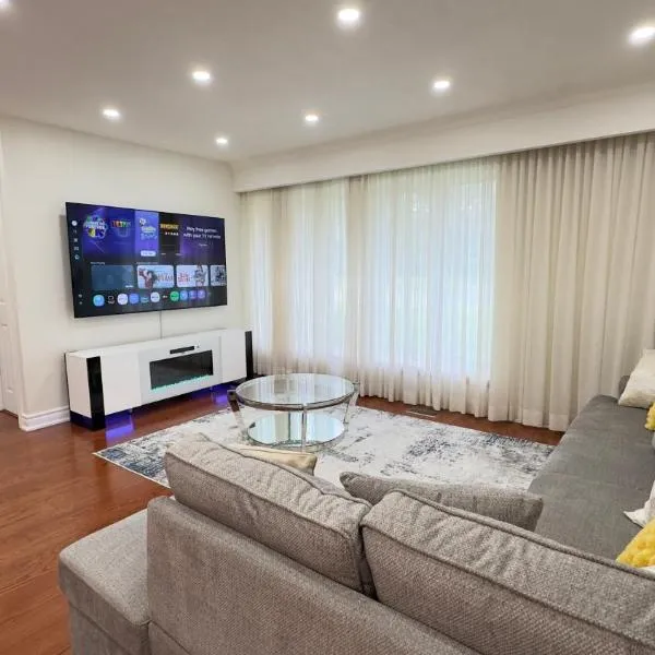3 Bed 2 Bath Bungalow, Walk to Bus, 30 min to Downtown, hotelli Torontossa