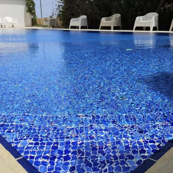 Piale Palms Makenzie Beach Front Apartment Larnaca Airport Area, hotel v mestu Larnaka