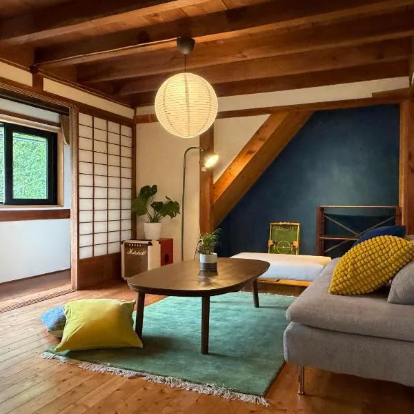 Sakura House 高知駅車で20分-豊かな自然を味わう山の一棟貸し, hotelli kohteessa Kochi