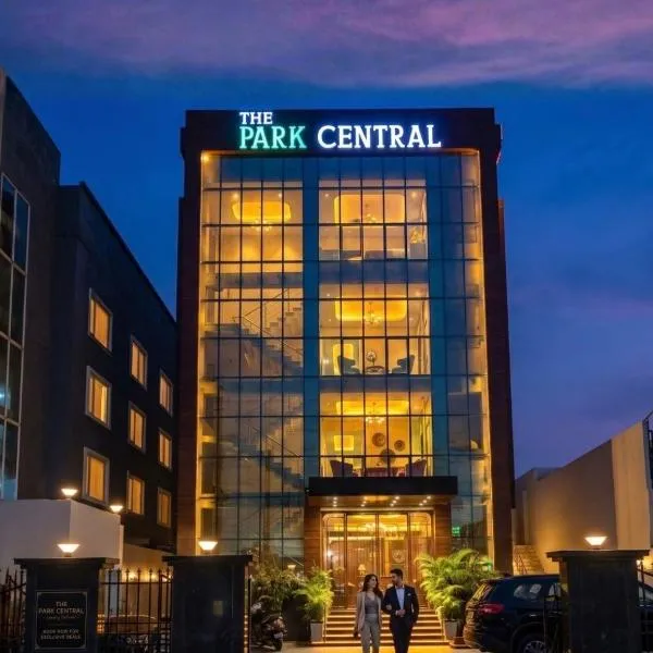 The Park Central โรงแรมในลัคเนา