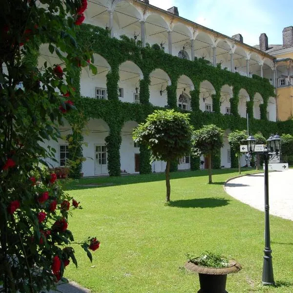 Gästehaus Schloss Aschach, hotel in Haizing