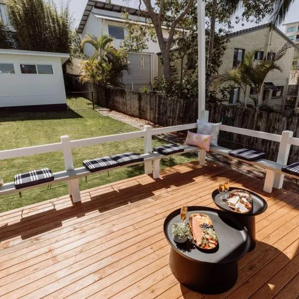 Beachside Pet-Friendly Retreat in Mooloolaba, hotel a Mooloolaba