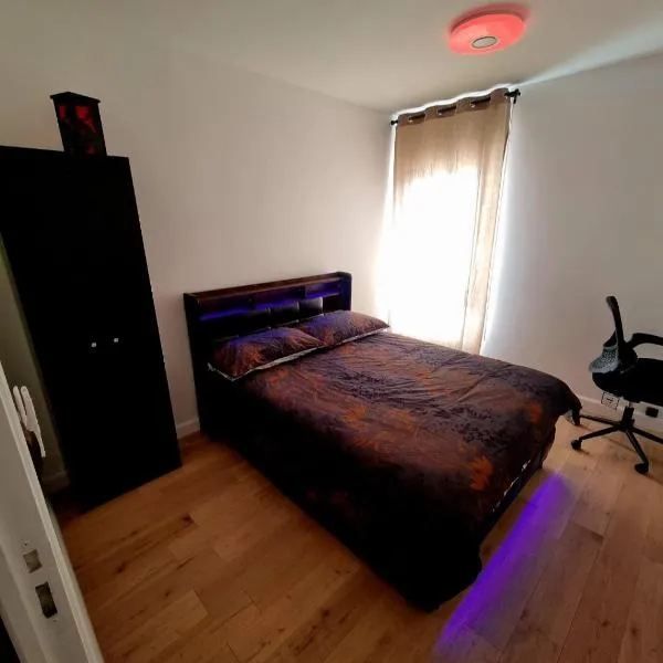 Chambre à clés Paris au pied du RER A, hotell i Houilles