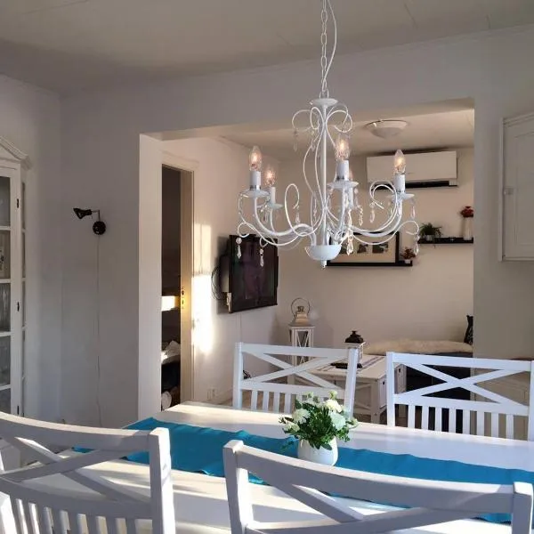 Modern Lapland Cottage with Outdoor Sauna & BBQ Hut, hotel v destinaci Slagnäs