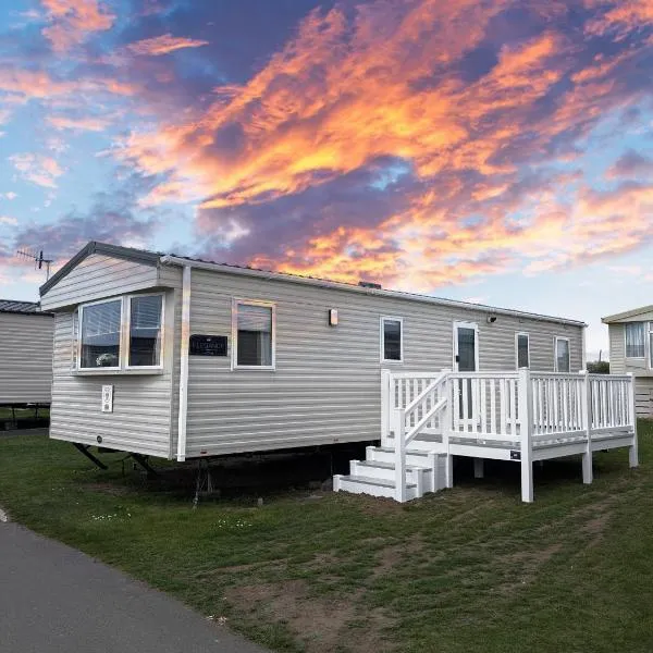 The Willow Caravan Cliff Top Coastal Retreat at Eyemouth Holiday Park Sleeps 6 Near Beach, hotel u gradu 'Eyemouth'