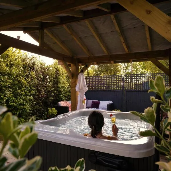 Scenery Hill Hideaways The Coach House Charming Retreat with Jacuzzi and BBQ Hut Near the Lake District โรงแรมในเวิร์คคิงตัน