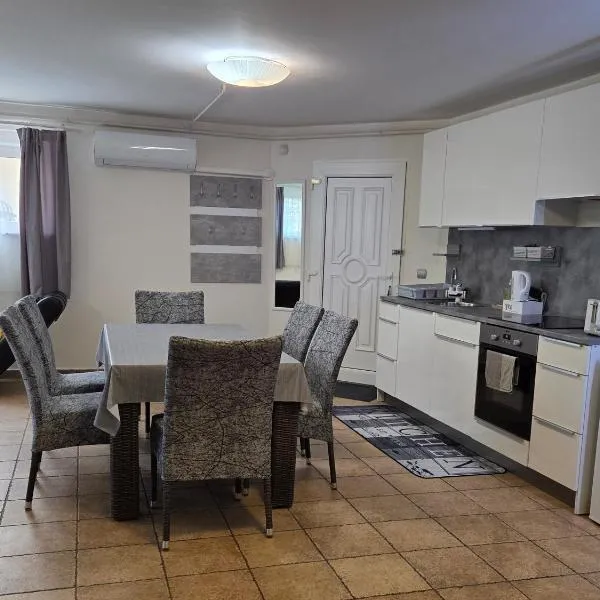 Holiday Apartman, hotel di Kecskemét