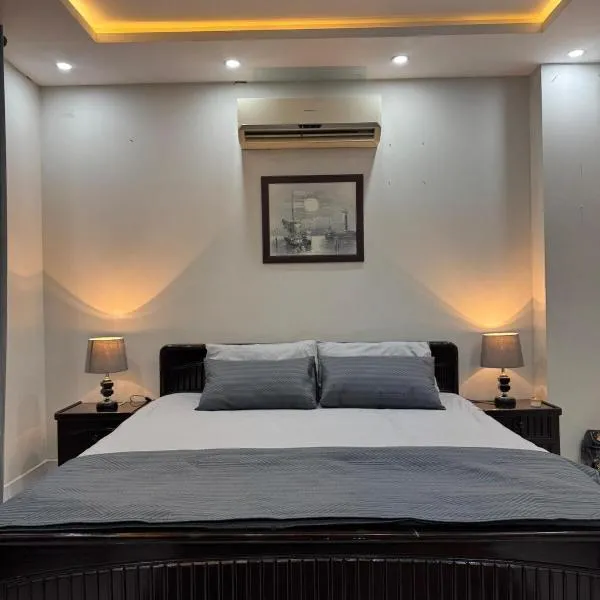Sleek Modern 1-BHK Apt Steps from Giga Mall DHA2, מלון באיסלמבאד