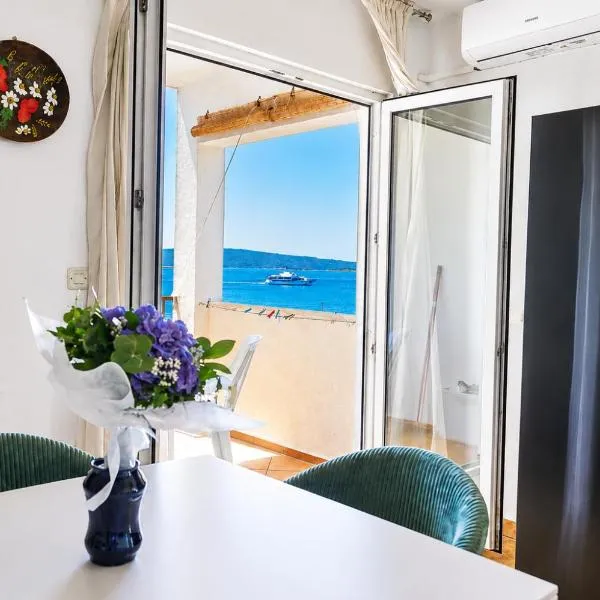 Timila Azure Cosy Seaview Apartment, hotel i Okrug Gornji
