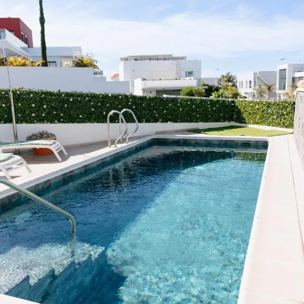Modern 2BR Villa Private Heated Pool, BBQ, Aircon in Costa Adeje by Aqua Vista Tenerife, hotel in Callao Salvaje