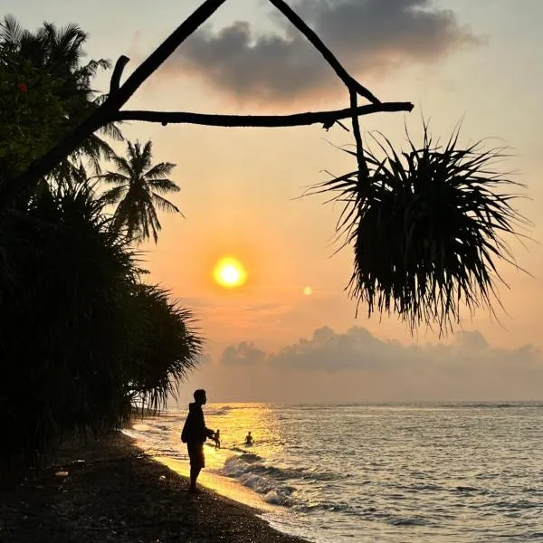 Secret Beach Beachfront Bungalow, Hotel in Papak