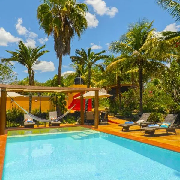 The Pickled Onion Hotel & Restaurant Uxmal, hotel di Santa Elena