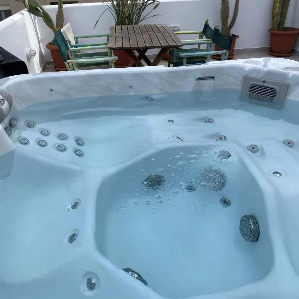 2-Bed Blue & White Apartment with Jacuzzi, BBQ, Garden, near Beach, hotel di Plataniás