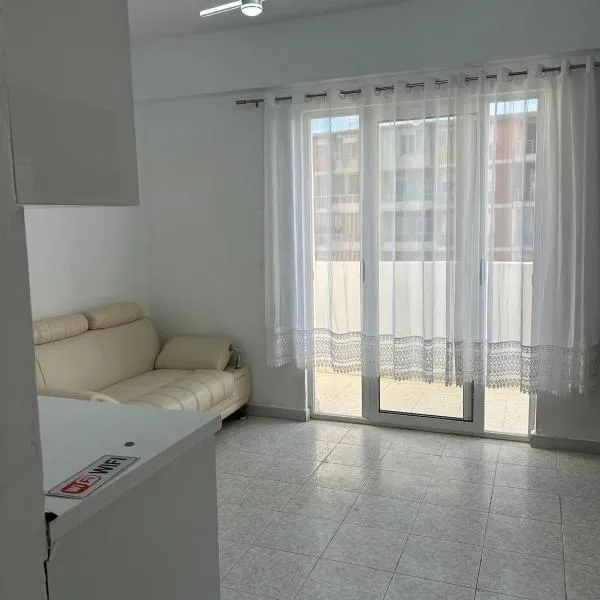 SeaView 7 Floor -No Elevater, khách sạn ở Durrës