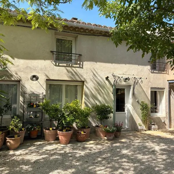 Mas des garrigues, готель у місті Bouchet