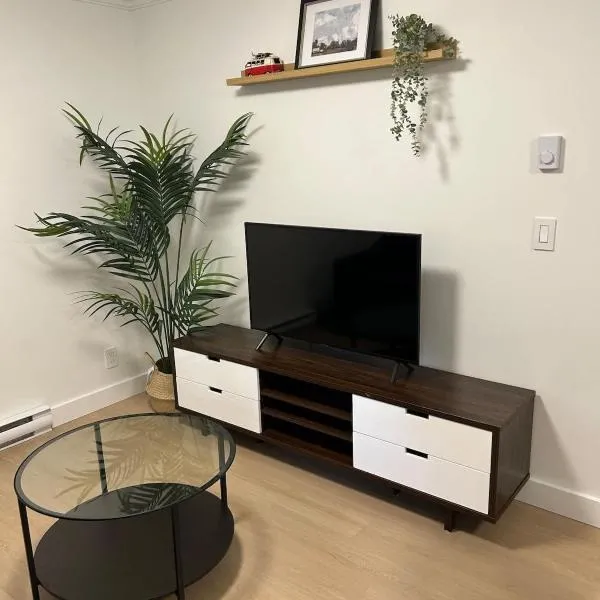 Modern & Cozy 2BR Suite Near Shops & Dining in clayton height, Hotel in Surrey