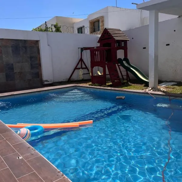Viesnīca Casa completa, 4 dormitorios, 7 camas dobles, 4 sofá cama, 3 baños 1 en planta baja, cocina equipada, consola Arcade, asador, juguetes para niños, plancha, secadora, cafetera, etc, fraccionamiento privado, zona de vías rápidas y toallas pilsētā Torreona