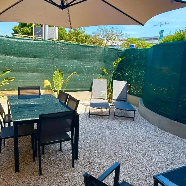 Appartement avec jardin - Front de mer St Laurent-du-Var, hotel in Saint-Laurent-du-Var
