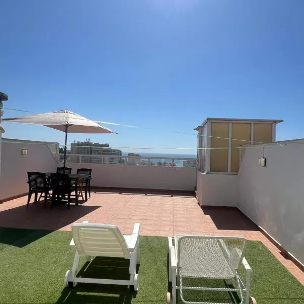 Espectacular Ático con TERRAZA privada, PISCINA y PARKING en Fuengirola, Hotel in Fuengirola