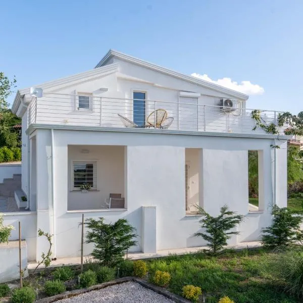 Villa Romantica con Bosco sulla Strada dei Vini, hotel a Chiusano di San Domenico