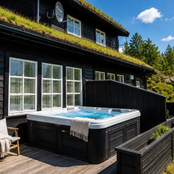 Holiday cottage with jacuzzi close to Kjeragbolten, hotel v destinácii Tjørhom