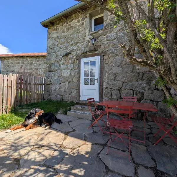 Cocon esprit chalet sur 6000 m2 de nature: Chenereilles şehrinde bir otel