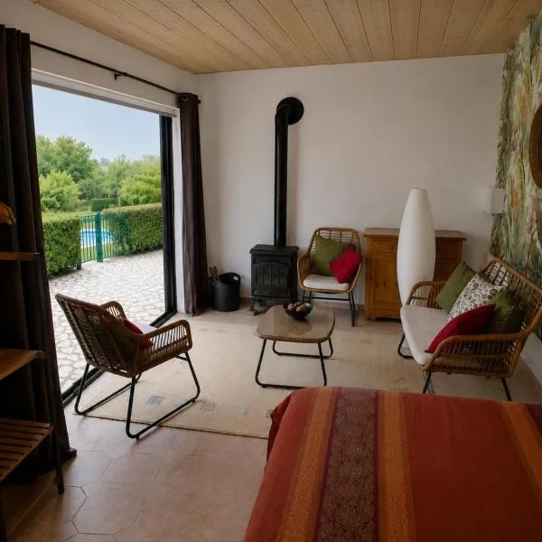 TourTour in the Loire Valley poolside Chalet, hotell i Saint-Avertin