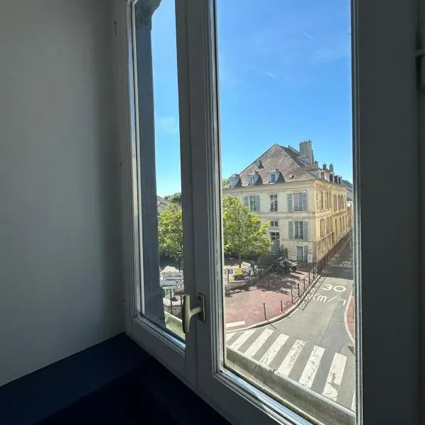 Renovated duplex in Saint Germain en Laye, viešbutis mieste Sen Žermenas prie Lė