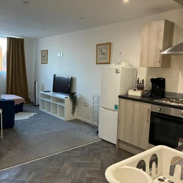 Modern 2 bed flat 1 min to station and amenities, hotel sa Goole