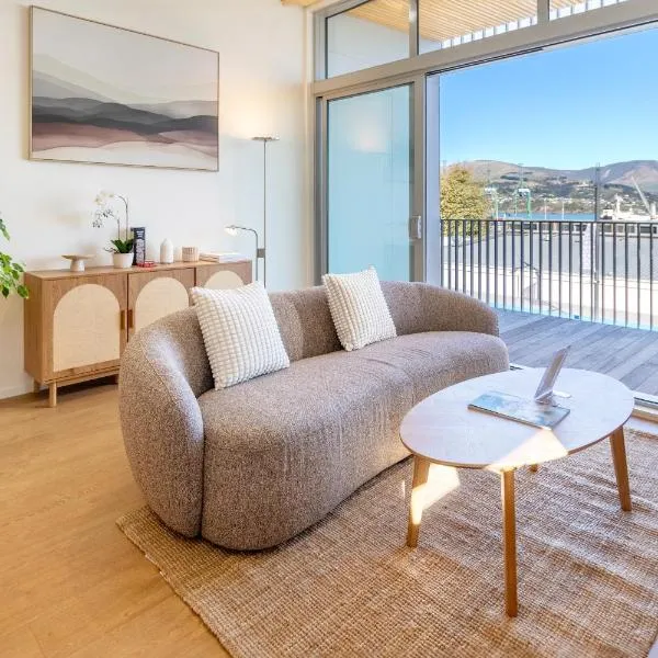 Lyttelton Apartment Harbour Views - Walk to Cafés, hótel í  Lyttelton