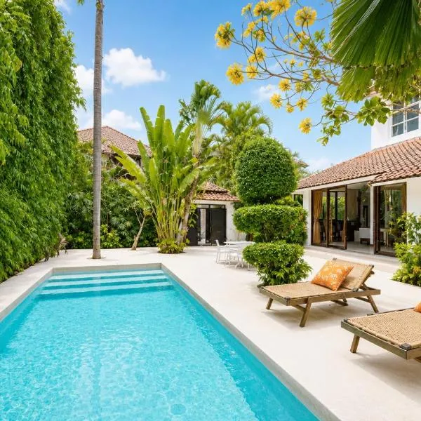 Villa White Orchid - Seminyak, hotel i Seminyak