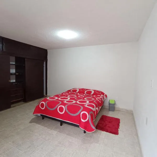 Casa Luna, habitación compartida cerca del zoo, hotell i Morelia