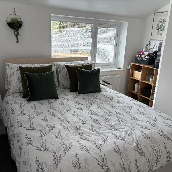 The Snug Guestroom Poole โรงแรมในพูล